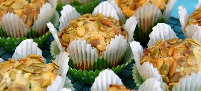 Греческие пышные и соленые маффины с фетой без сахара, которые понравятся и старухе, и младу