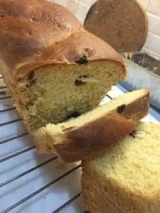 Замечательная булочка с цельнозерновой мукой, оливковым маслом и изюмом. Хрустящие снаружи и жевательные внутри