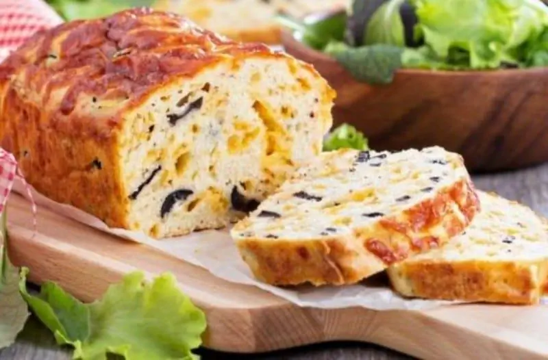 Пикантный пирог с сырами, йогуртом, ветчиной и оливками
