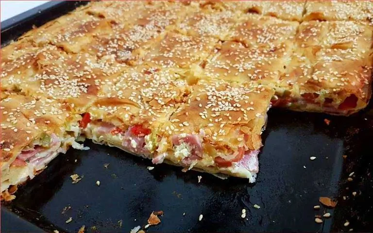 Пирог с ветчиной и сыром с деревенским листом