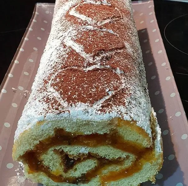 Бисквитный рулет с джемом и хлопьями кувертюр