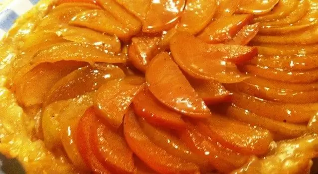 Простой и вкусный яблочный пирог получился на сковороде