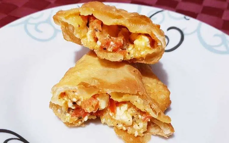 Пирожки с помидорами и сыром