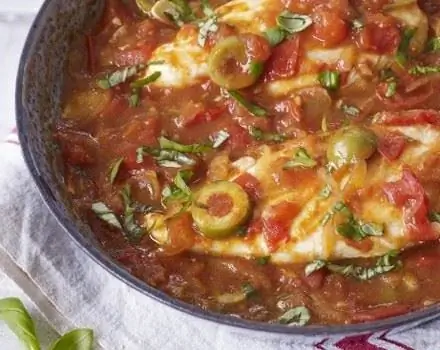 Быстро, просто и очень вкусно Курица с помидорами и оливками в горшочке