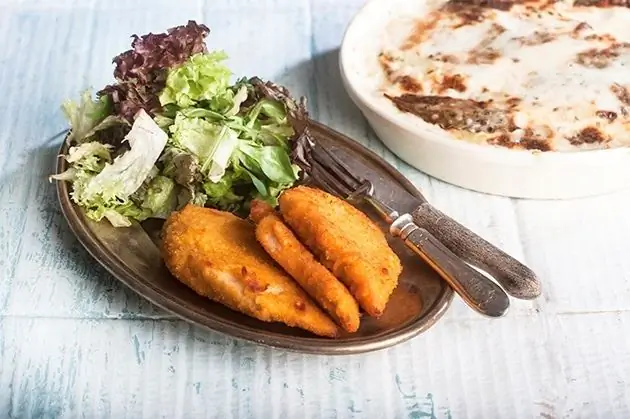 Вкусный, нежный куриный шницель с картофелем в духовке с творожным сыром и хрустящей корочкой