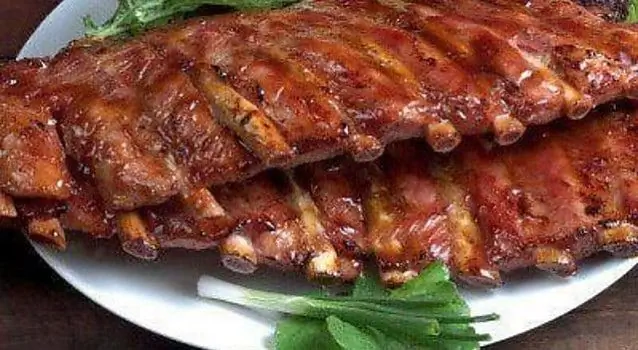 Вкусные ребрышки, глазированные фантастическим соусом барбекю