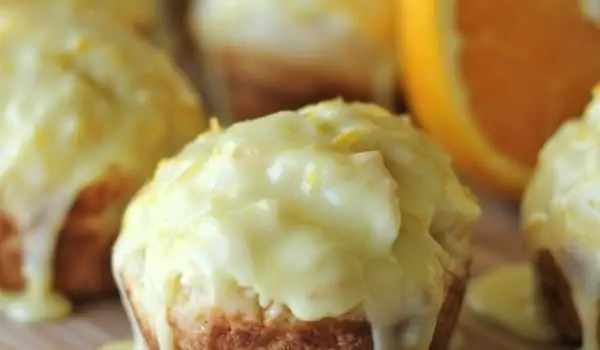 Фантастические маффины с ярко выраженным вкусом апельсина, белым шоколадом и апельсиновой глазурью.. Что может быть лучше на завтрак?