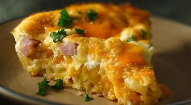 Оригинальный и очень вкусный рецепт замечательного пирога с макаронами кофто, ветчиной и сыром, который вас порадует