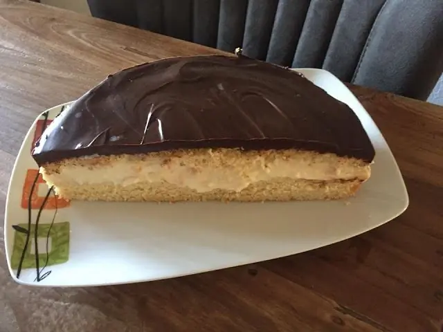 Воздушный бисквит, жирный крем делают нас вкусным тортом с колой