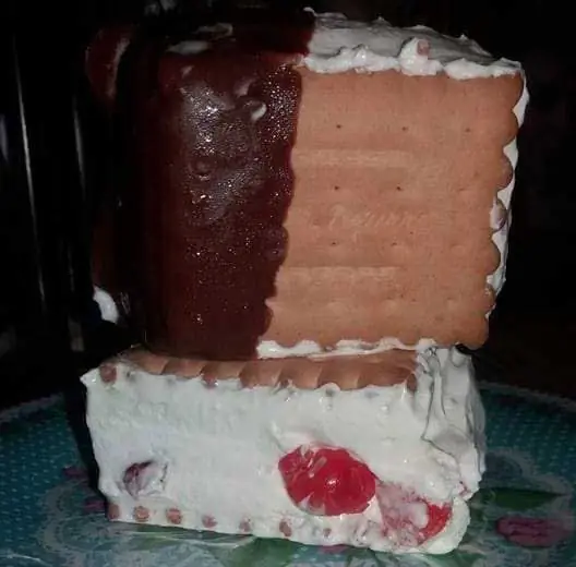 Мороженое Сэндвич с ложкой вишни