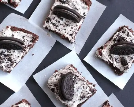 Супер легкий десерт с шоколадом и печеньем Oreo из холодильника с 3 шагами за 15 минут
