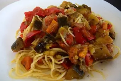 Средиземноморская паста с овощами что-то еще