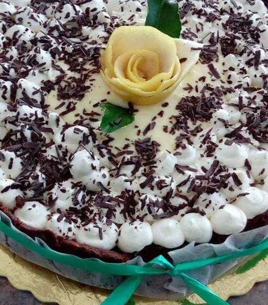 Тарт с лаймом, украшенный шоколадной стружкой
