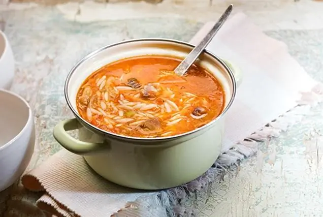 Вкусный и легкий горячий мясной суп с ячменем