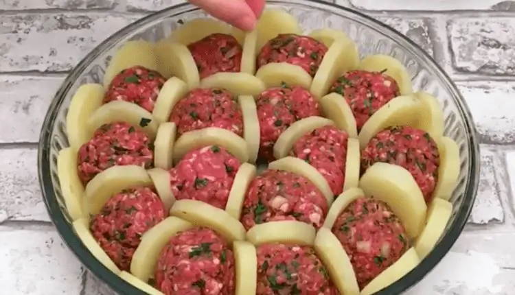 Между фаршем кладем картофель, а сверху насыпаем сыр. Результат; Тебе это понравится