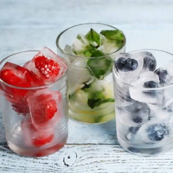 Как пить много воды? 5 умных способов придать ему вкус
