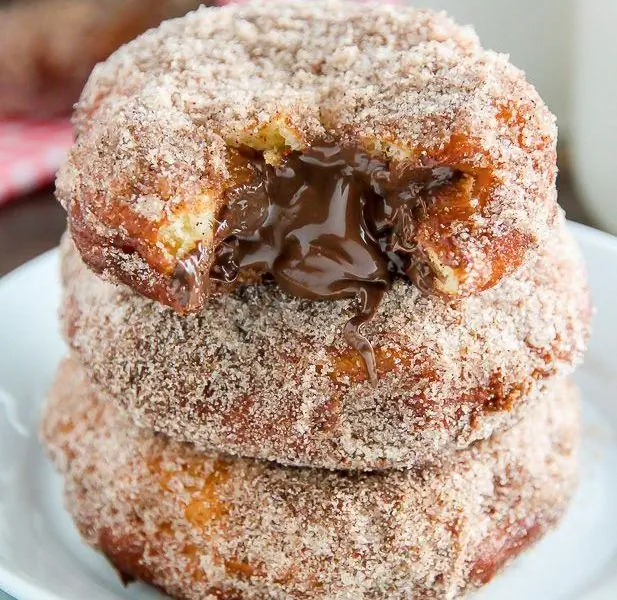 Пончики с начинкой из пралине и коричной глазурью