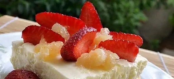 Десерт из холодильника с муссом из савойского лимона и клубникой