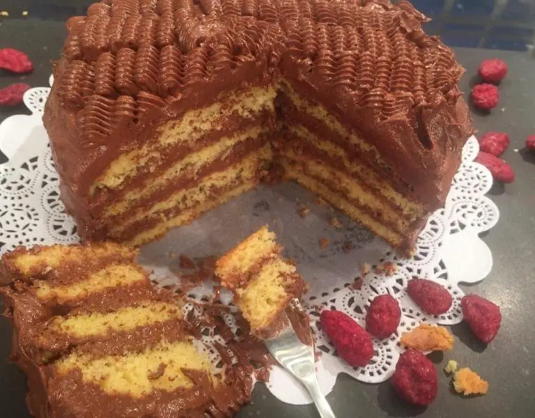 Торт с начинкой из пралине