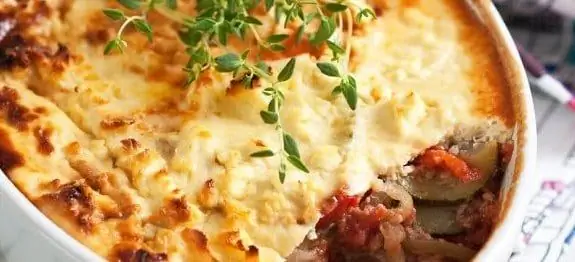Мусака без фарша с йогуртом бешамель и баклажанами в духовке