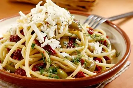 Паста с вялеными томатами, сухим цветочным сыром и фенхелем