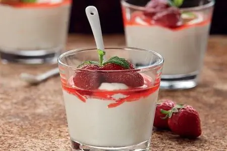 Йогуртовый мусс с ложкой клубничного десерта