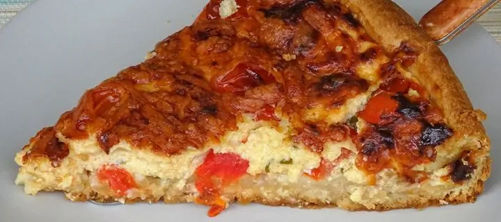 Средиземноморский тарт с помидорами черри и сыром фета