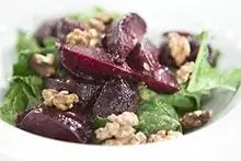 САЛАТ ИЗ ШПИНАТА С ЖАРЕНОЙ СВЕКЛОЙ, СОУС ТАХИНИ & КРЕМ БАЛЬЗАМИЧЕСКИЙ