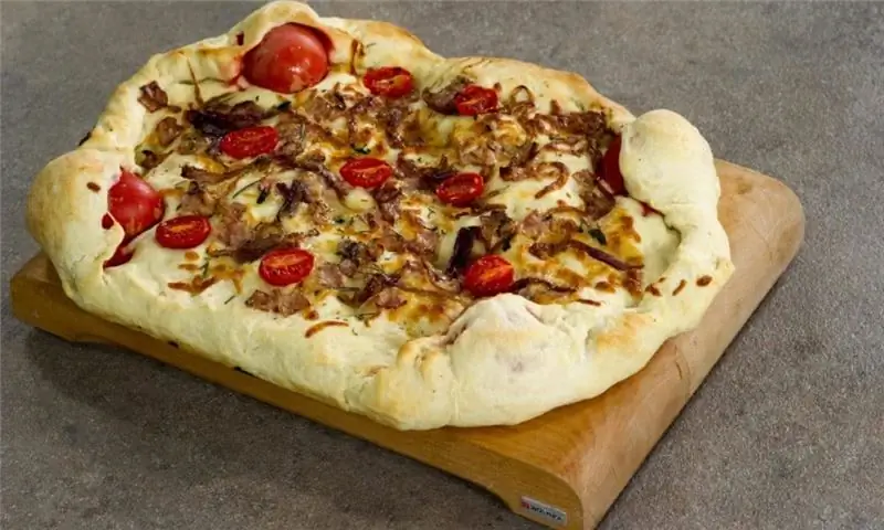 ФОКАЧЧА С ВАРЕННЫМИ ЯЙЦАМИ, БЕКОНОМ & КАРАМЕЛИЗИРОВАННЫЙ ЛУК