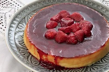 Медовый пирог со сладкой клубникой
