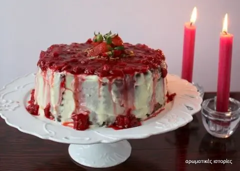 Торт с кремом, печеньем и клубникой
