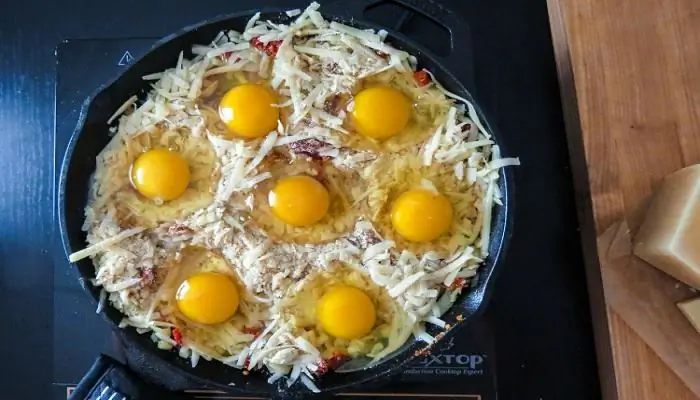 Насыпьте тертым сыром сковороду и вылейте сверху 7 яиц. Как только он выйдет из духовки, вы будете пускать слюни