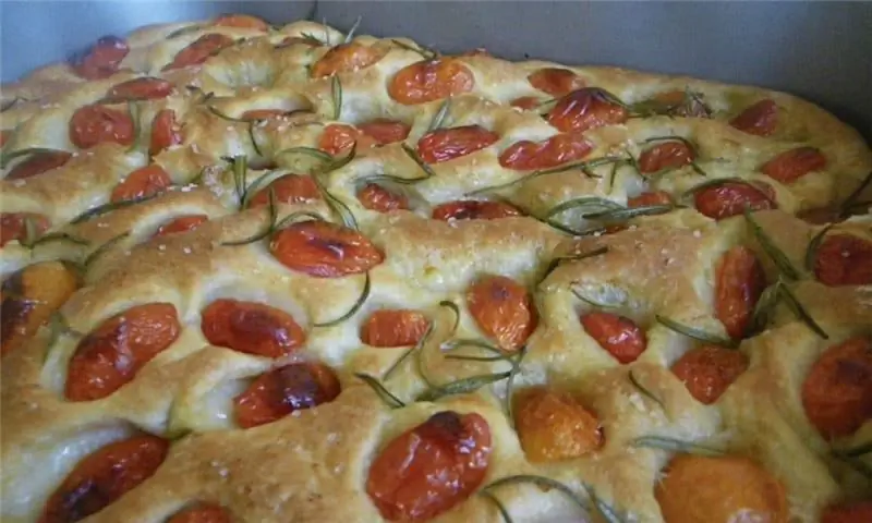 Фокачча с помидорами черри, розмарином и крупной солью