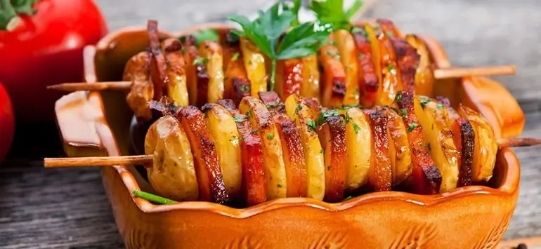 Рецепт картофельных шашлыков с беконом и горчичным соусом