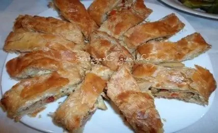 Рулет из слоеного теста с курицей и перцем