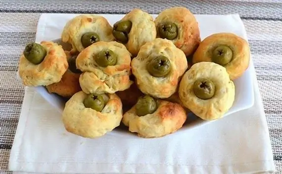 Небольшие кусочки с зелеными оливками