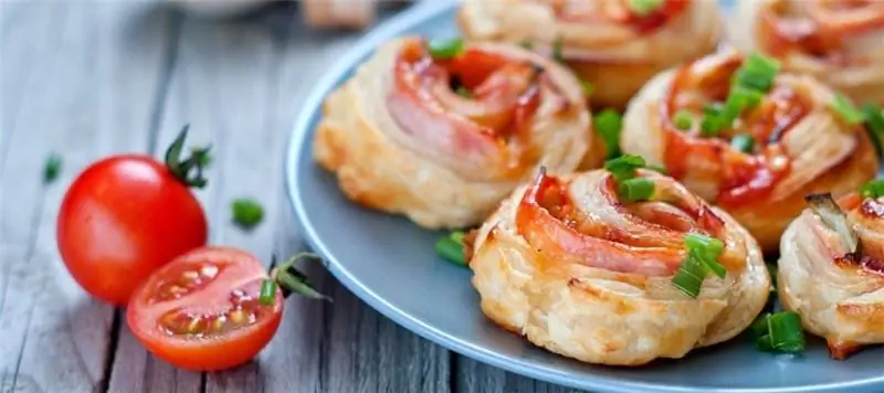 Гнездо из сыра, индейки, перца и черри