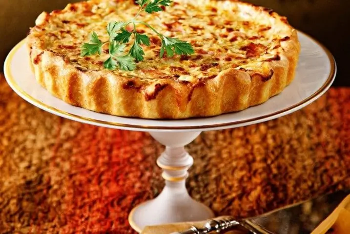 Тарт с беконом, овощами и сыром