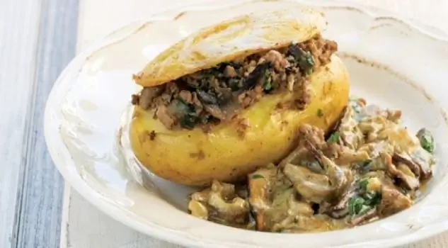 Запеченный картофель, фаршированный мясным фаршем и грибным соусом