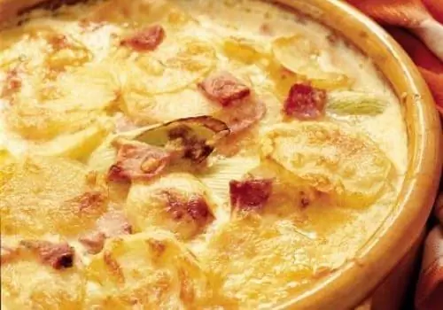 Сливочный картофель с беконом и сыром в духовке