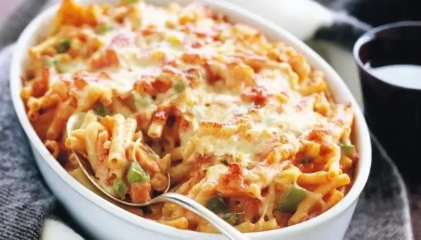 Запеченный пенне с копченой свининой, помидорами и грюйером