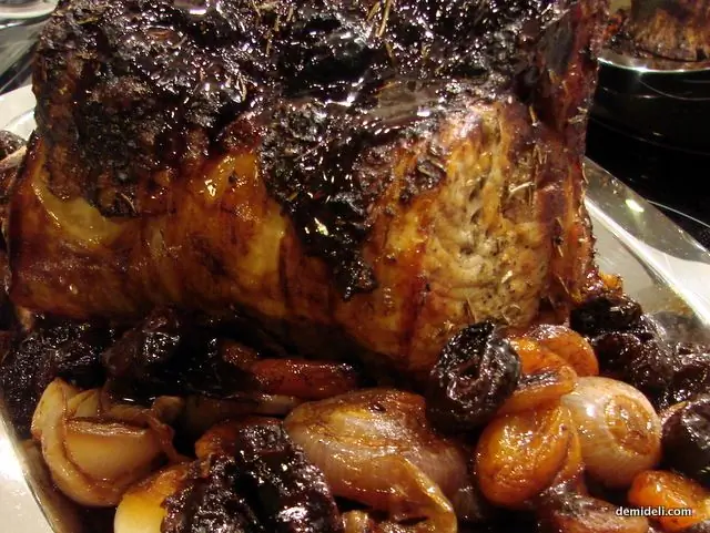 Свиная корейка с абрикосами и сливами