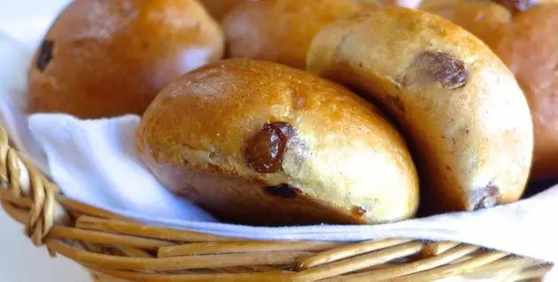 Домашние ароматные булочки с изюмом в школу