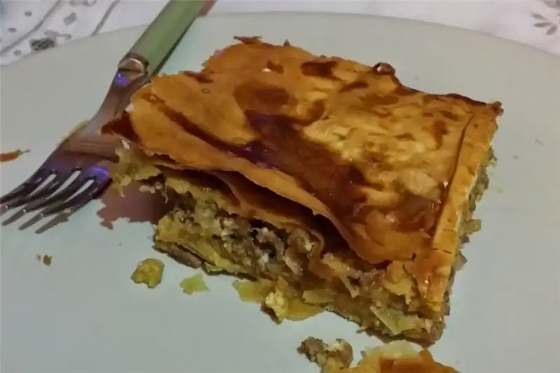 Пирог с фаршем, луком, чесноком и разными сырами