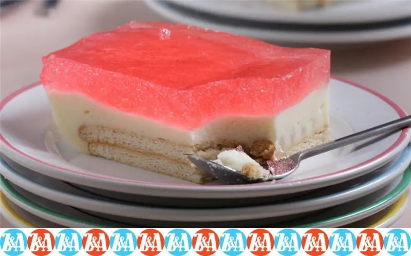 Классический десерт с желе, кремом и печеньем