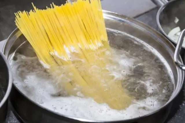 Как вы называете способ приготовления, когда мясо готовится в дымящейся жидкости?
