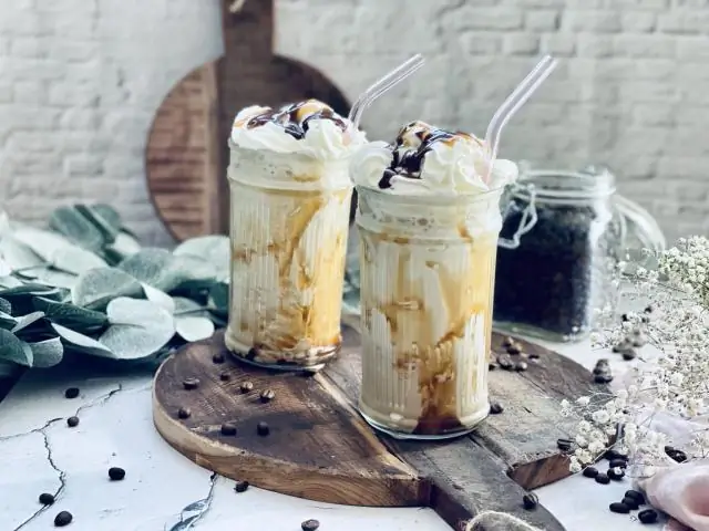 Сколько калорий в кофе со льдом с карамелью из Starbucks?