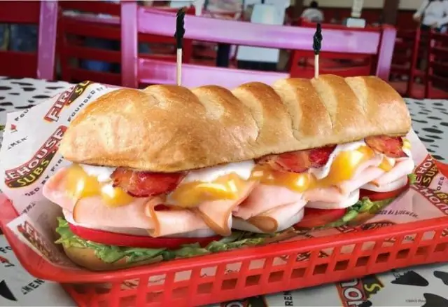 Пожарные бесплатно питаются в Firehouse Subs?