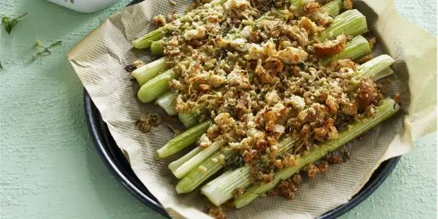 Сырный крем с палочками сельдерея