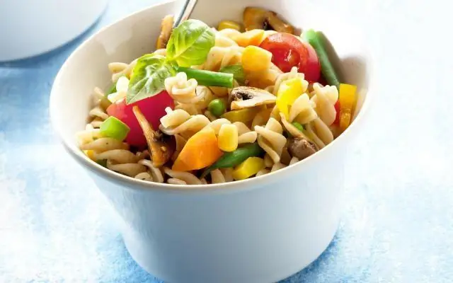 Салат из пасты с перцем и кукурузой
